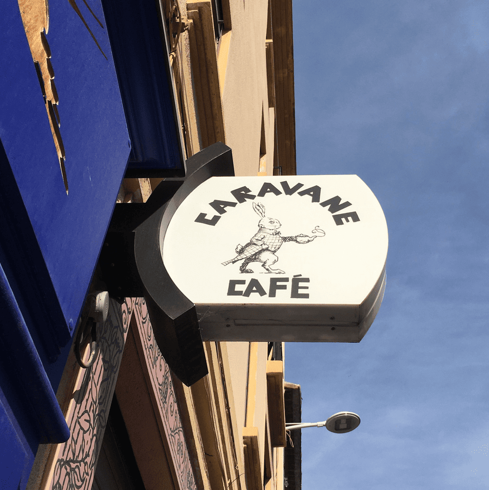 Intérieur chaleureux du café Caravane - Ambiance conviviale et décoration unique